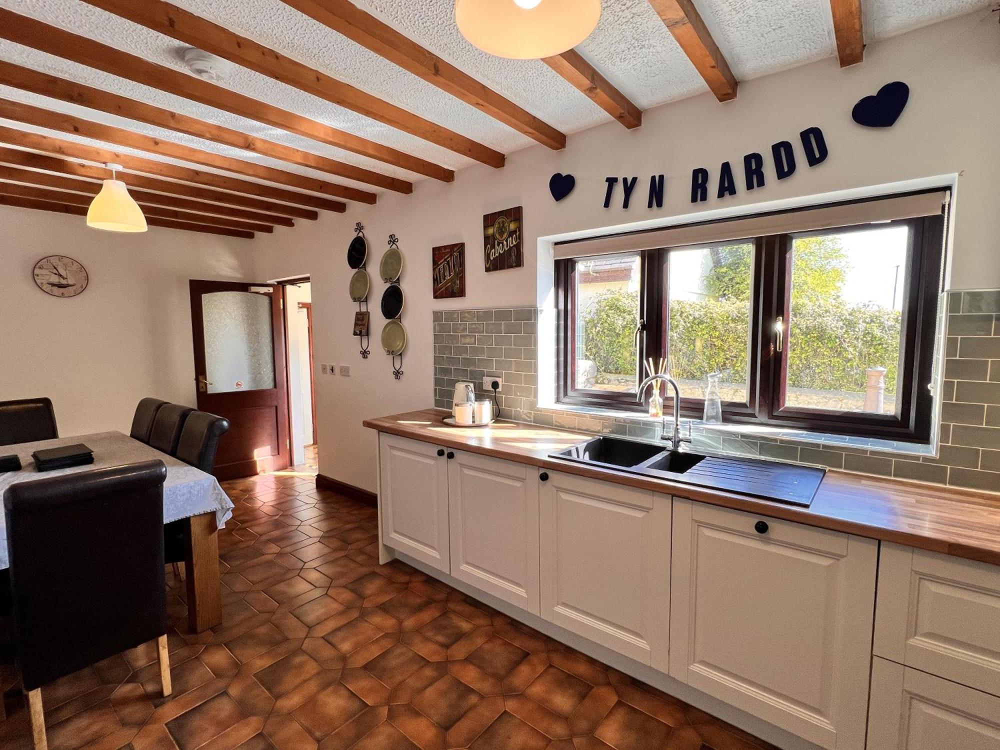 4 Bedroom Detached Farmhouse Mountain Views بوماريس المظهر الخارجي الصورة